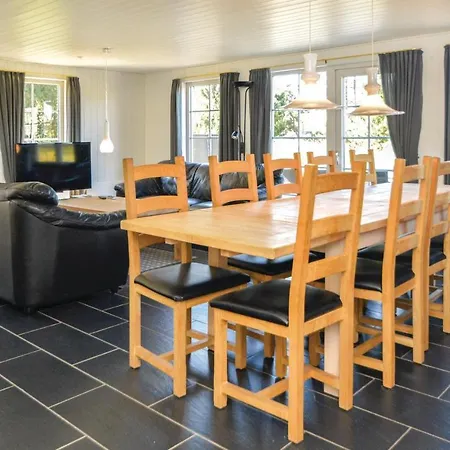 Pet Friendly In With Kitchen